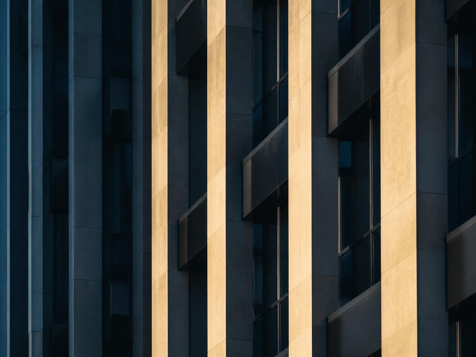 Monolithische Fassade als Bild für institutionelle Ruhe